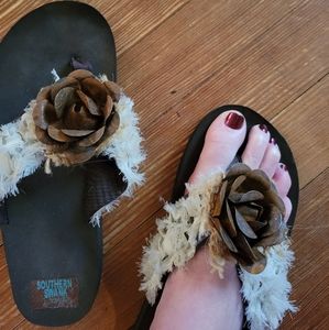 Flip flop with metal rose